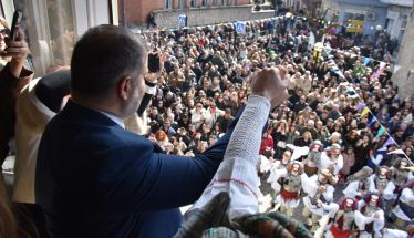 «Βούλιαξε» η Νάουσα στην κορύφωση της Αποκριάς 2026     Χιλιάδες επισκέπτες από την Ελλάδα και το εξωτερικό τίμησαν το μοναδικό δρώμενο «Γενίτσαροι και Μπούλες»