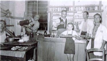 ΜεΜιαΜατια: 1η Αυγούστου 1953. Πανηγύρι Αγίου Αντωνίου, καφενείο αδελφών Σχοινιώτη