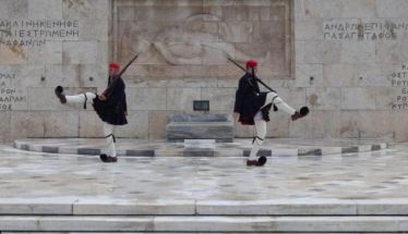 Κατά πλειοψηφία, με 159 «ναι», έγινε δεκτή η τροπολογία για το  μνημείο του Άγνωστου Στρατιώτη  -Στα ύψη η πολιτική αντιπαράθεση