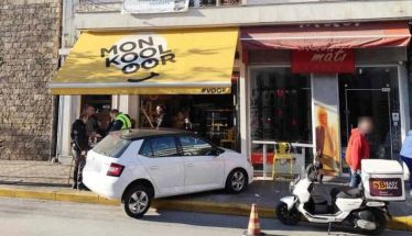 Αυτοκίνητο «καρφώθηκε» σε κατάστημα αρτοσκευασμάτων στο κέντρο της Βέροιας