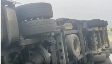 Ανατράπηκε νταλίκα χθες το πρωί στην Εγνατία Οδό στο ύψος της  Κοζάνης