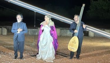 ΟΠΕΡΑ ΣΤΟ ΘΕΑΤΡΟ ΤΗΣ ΜΙΕΖΑΣ -Ψυχή της παράστασης  ο Τάσος Πρωτοψάλτου
