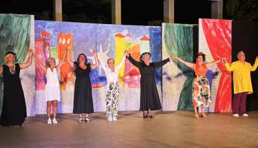 «Ούτε Μπρος ούτε Πίσω»: Μια Σατυρική Ματιά στην Σύγχρονη Ελληνική Πραγματικότητα
