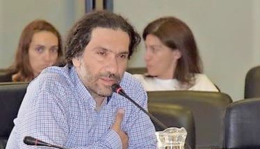 Κριτική για  ανύπαρκτες διαβάσεις από τον «Ισχυρό Δήμο» του Κώστα Παλουκίδη