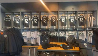 Τιμητικές φανέλες στη μπουτίκ για  τους αδικοχαμένους οπαδούς του ΠΑΟΚ