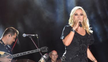 Νάουσα: Ξεσήκωσε τον κόσμο στη συναυλία της, η Πέγκυ Ζήνα