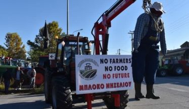 Με τη «θηλιά» στο λαιμό, αγρότες και κτηνοτρόφοι, κατέβηκαν σε πορεία με τρακτέρ, στο κέντρο της Βέροιας