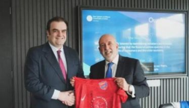 Ο Πιερρακάκης δώρισε φανέλα του Πανιωνίου στον Διοικητή  της Τράπεζας της Ιρλανδίας