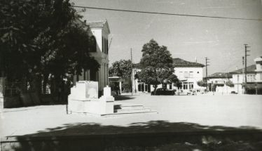 ΜεΜιαΜατια Τα Δικαστήρια, το Ηρώο, η Πλατεία Ωρολογίου, η πλατεία μας