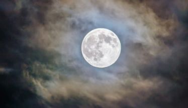 Έλαμψε χθες η «Ψυχρή Υπερπανσέληνος»