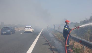 Εγνατία οδός: Πυρκαγιά σε χαμηλή βλάστηση στο ύψος της Αλεξάνδρειας