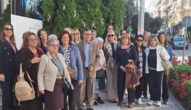 Κρέμασαν και φέτος στα δέντρα, τις ροζ κορδέλες με τον γνωστό συμβολισμό της πρόληψης