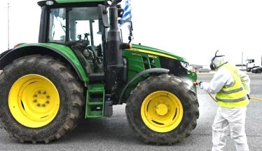 Απολύμανση στα τρακτέρ που διαδήλωσαν στο Σύνταγμα