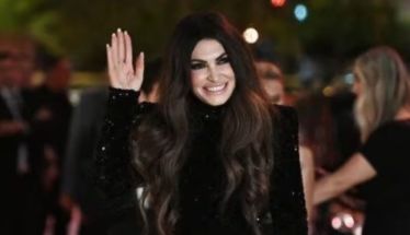 Αστραφτερή και με τα φλας επάνω της, αναλαμβάνει  σήμερα επισήμως,   η νέα πρέσβης των ΗΠΑ, στην Αθήνα