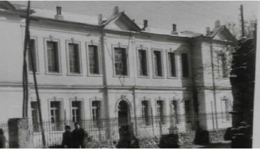 ΜεΜιαΜατιά - Αγίου Δημητρίου... είσοδος 1ου Δημοτικού Σχολείου, σημερινού Δημαρχείου