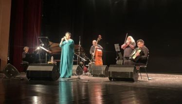 Η Σόνια, οι Plaza Ensemble και το «θεραπευτικό» της ψυχής ρεπερτόριο, χειροκροτήθηκαν θερμά από το κοινό