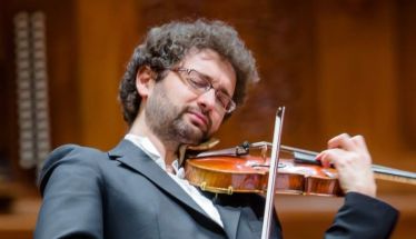 Βεροιώτης, από την μητέρα του, ο Αντώνης Σουσάμογλου, εξάρχων βιολιστής της ΚΟΘ, που φιλοξενεί ο Χώρος Τεχνών