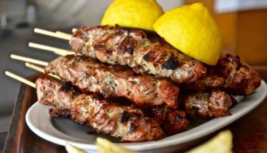Συνεχίζουν κανονικά τα σουβλάκια στα πανηγύρια