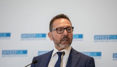 Ο Στουρνάρας «φρενάρει» τις προοπτικές για 13ο και 14ο μισθό