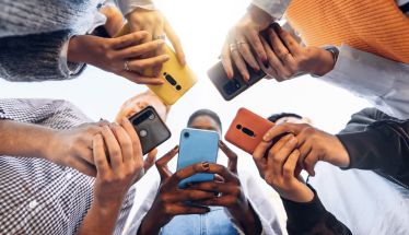 Ιστορική απόφαση: Meta και Google «εθιστικά» και υπεύθυνα για την ψυχική βλάβη νεαρής