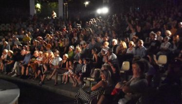 Έναρξη για το Naoussa Summer Festival 2025 με επιτυχημένες θεατρικές παραστάσεις   -  Συνεχίζεται με το έργο «Ταιριάζει το πένθος στην Ηλέκτρα» στο Αρχαίο Θέατρο Μίεζας