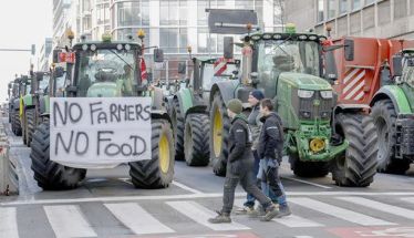 Εκατοντάδες τρακτέρ παραλύουν από χθες την Βελγική πρωτεύουσα Στις Βρυξέλλες η μεγάλη συζήτηση για την ΚΑΠ και το μέλλον της αγροτικής παραγωγής -19 προτάσεις Αυγενάκη -Απεγνωσμένο μήνυμα στέλνουν και οι Έλληνες γεωργοί
