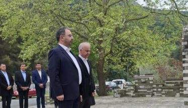 23 χρόνια από την  τραγωδία των Τεμπών-  Στο Μνημόσυνο των 21 μαθητών από το Μακροχώρι, ο Δήμαρχος Βέροιας