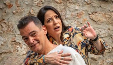 ΚΥΡΙΑΚΗ 16 ΝΟΕΜΒΡΙΟΥ ΣΤΗ ΝΑΟΥΣΑ   Το  «CHECK IN για 2» του Μάκη Τσούφη, με Κων/νο Καζάκο και Ιωάννα Πηλιχού, στο δημοτικό Θέατρο