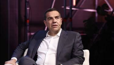 Ετοιμάζεται με φόρα ο Τσίπρας για βιβλιοπαρουσίαση και περιοδείες