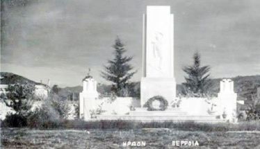 Σχολίασαν στο Facebook για το Ηρώο της πλατείας Ωρολογίου