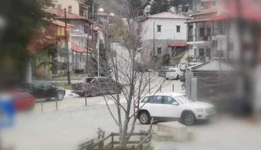 Η παράνομη στάθμευση στην πλατεία του Σελίου καλά κρατεί…