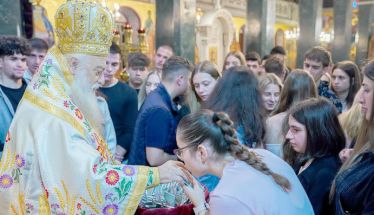 Πλήθος μαθητών στην Θεία Λειτουργία για τις Πανελλαδικές εξετάσεις