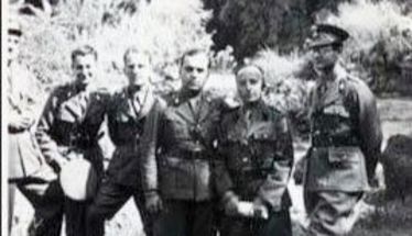 ΜεΜιαΜατια - Έλληνες στρατιωτικοί με φόντο την Εβραική Συνοικία