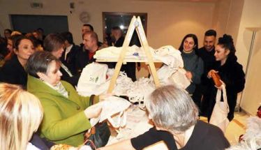 Πάνινες τσάντες με την υπογραφή 1.295 μαθητών και σοκολάτες του Bili, για τα «Παιδιά της Άνοιξης» (Φωτό)