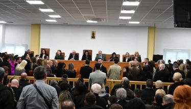 Ξεκίνησε η δίκη των Τεμπών με αναβολή και έντονες αντιδράσεις από συγγενείς θυμάτων και συνηγόρους