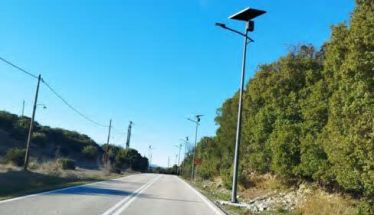 Τοποθετήθηκαν φωτιστικά με φωτοβολταϊκό σύστημα, αλλά δεν λειτουργούν ακόμα…