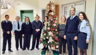 Το χριστουγεννιάτικο δέντρο τους στόλισαν οι αστυνομικοί του τμήματος Βέροιας!