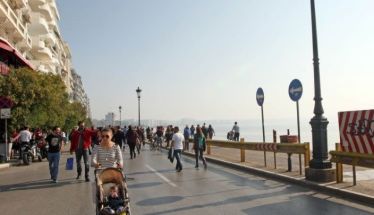 Κυριακάτικη βόλτα στην πεζοδρομημένη παραλιακή της Θεσσαλονίκης 