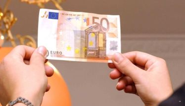 Η ΕΚΤ προχωρά σε «λίφτινγκ» του ευρώ