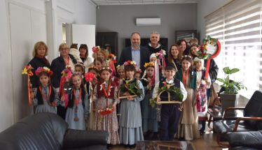 Χελιδονίσματα στη Νάουσα   Το Λύκειο των Ελληνίδων Νάουσας μετέφερε το μήνυμα της άνοιξης στο Δημαρχείο