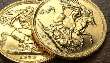 Απογειώνεται η τιμή της χρυσής λίρας