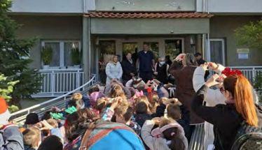 Κάλαντα και τρόφιμα από τους μικρούς, για τους μεγάλους, στο Γηροκομείο