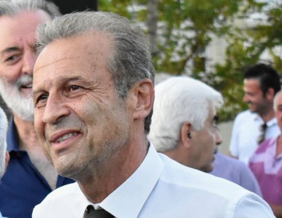 «Με τα λόγια χτίζω ανώγια και κατώγια»