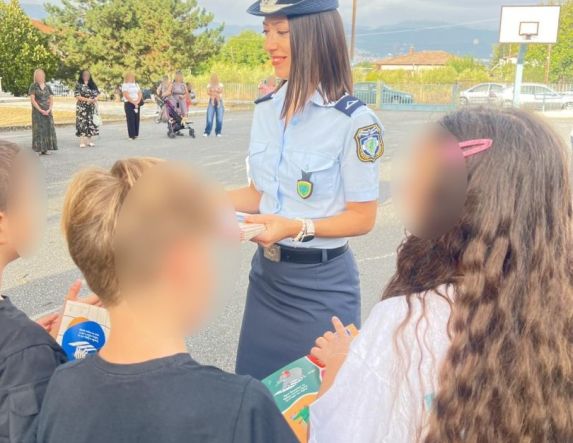 Ενημερωτικό υλικό με χρήσιμες συμβουλές για την οδική ασφάλεια μοίρασε η Τροχαία σε μαθητές