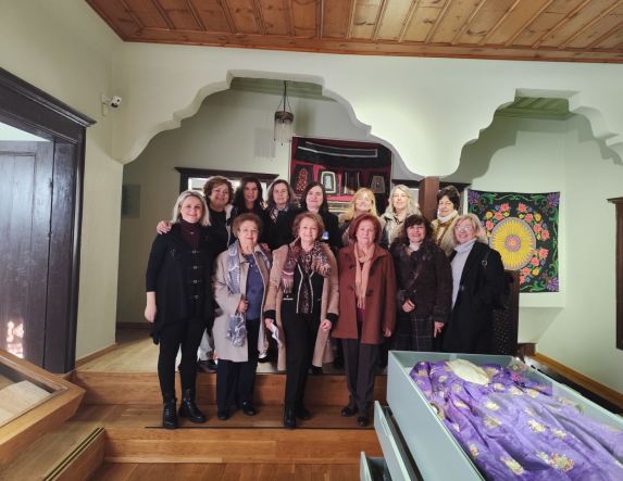 Η Πρόεδρος και τα μέλη του Διοικητικού συμβουλίου του Συλλόγου Μικρασιατών Ν Ημαθίας στο Αρχοντικό Σαράφογλου