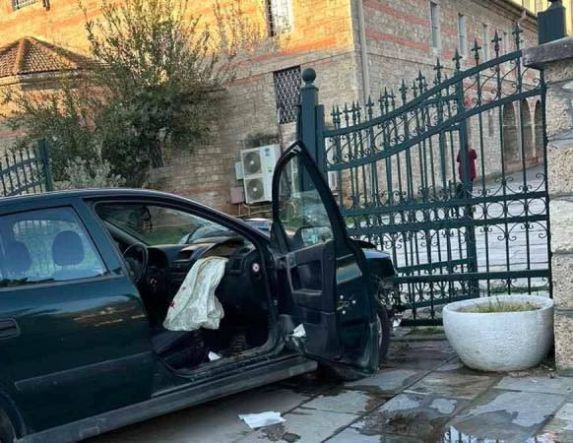 Ηλικιωμένος οδηγός έπεσε πάνω στην περίφραξη του Αγίου Αντωνίου στο κέντρο της Βέροιας