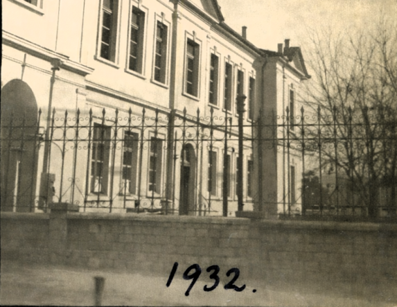 ΜεΜιαΜατια   Πρόκειται για το Παλαιό Γυμνάσιο Βέροιας το 1932,το κτήριο που σήμερα στεγάζει το Δημαρχείο Βέροιας