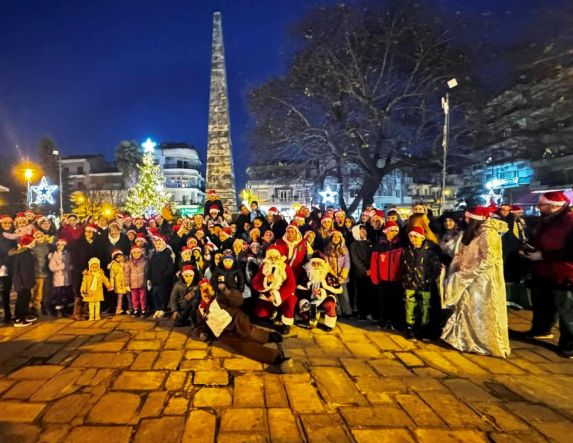 Ένα εντυπωσιακό 1st Naoussa Santa Parade γέμισε τη Νάουσα χαμόγελα και γιορτινή διάθεση