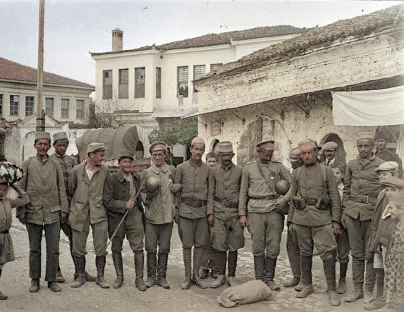 ΜεΜιαΜατια  Τα πρόσωπά τους, σκαμμένα από τον χρόνο και την κακουχία, κοιτούν τον φακό με μια σιωπηλή αξιοπρέπεια