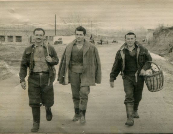 ΜεΜιαΜατια Δεκαετία του ΄50, μεγάλη η κούραση, μεγαλύτερα τα χαμόγελα. Σφαχτέδες, στο παλιό μας σφαγείο, απέναντι από το γήπεδο